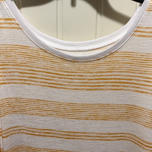 Gold stripe tank - Picture 2 of 3